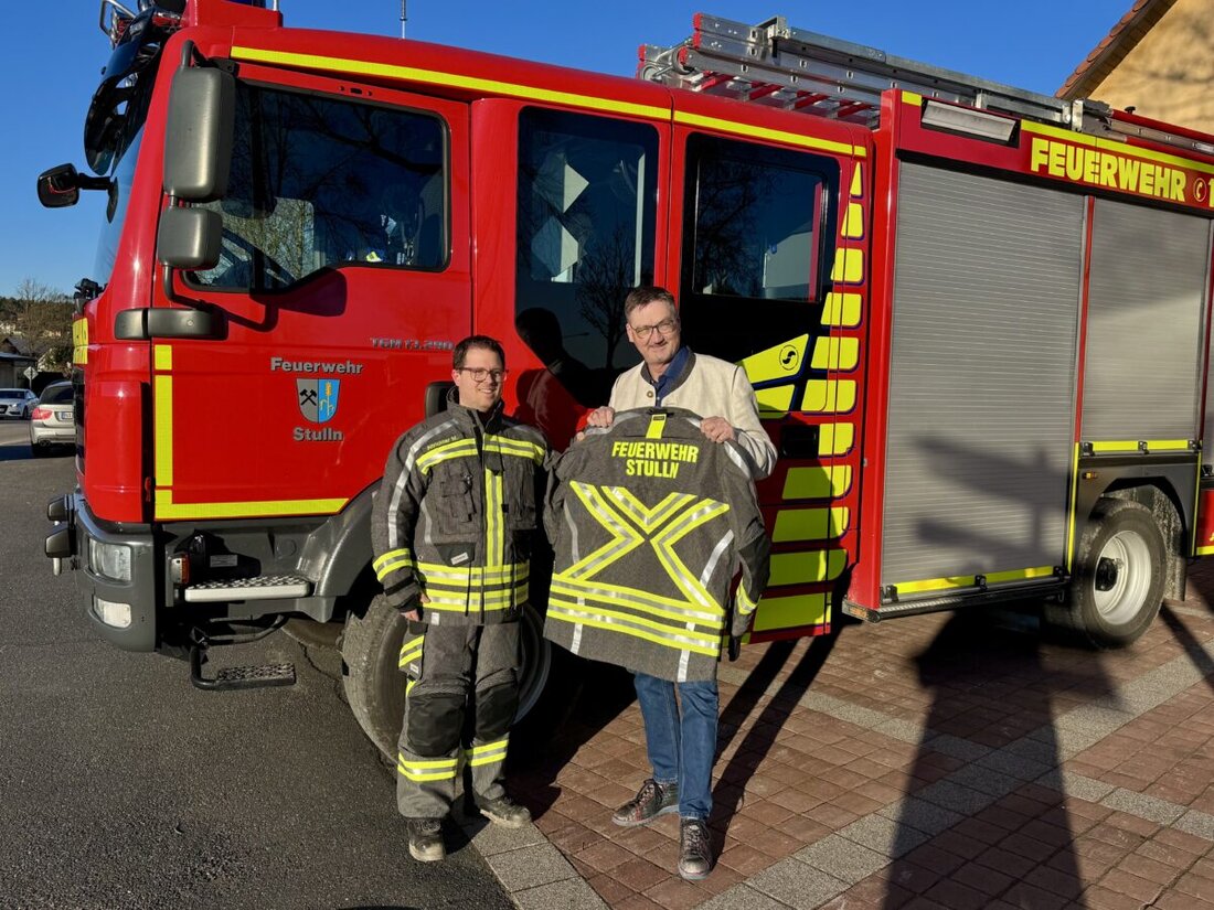 Stulln. Die Freiwillige Feuerwehr Stulln hat einen wichtigen Schritt in Richtung Zukunft und Sicherheit gemacht. Bürgermeister Hans Prechtl konnte kürzlich neue Schutzkleidung an Michael Altrichter, den Kommandanten der Feuerwehr Stulln, überreichen.