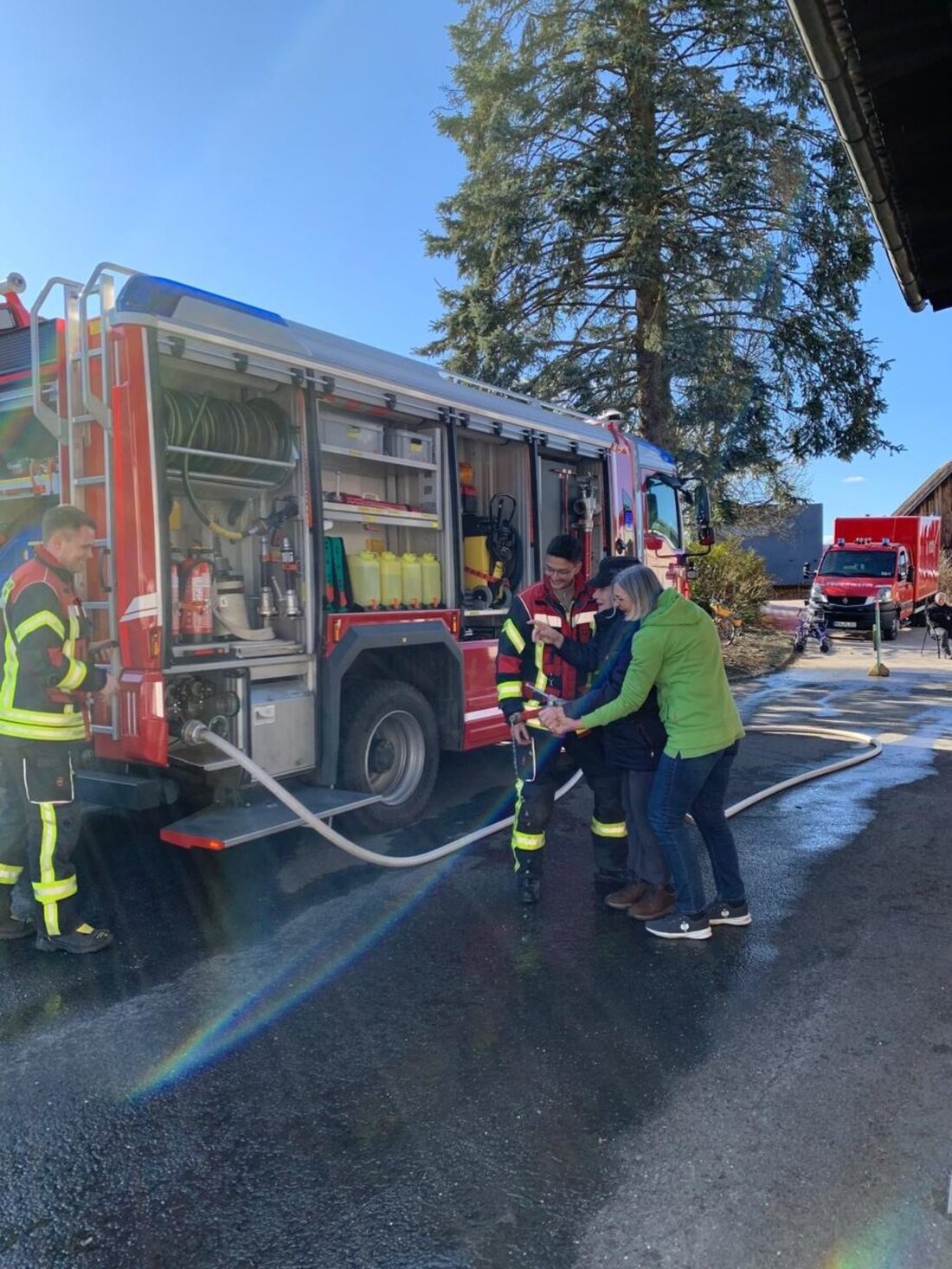 Pleystein. In der Tagespflege Rosenquarz sorgte ein Feuerwehr-Thementag mit Besuch der Freiwilligen Feuerwehr für Begeisterung. 13 Gäste erlebten Ausrüstung, Atemschutz und eine Übung mit dem Löschschlauch sowie Feuerwehrkuchen.