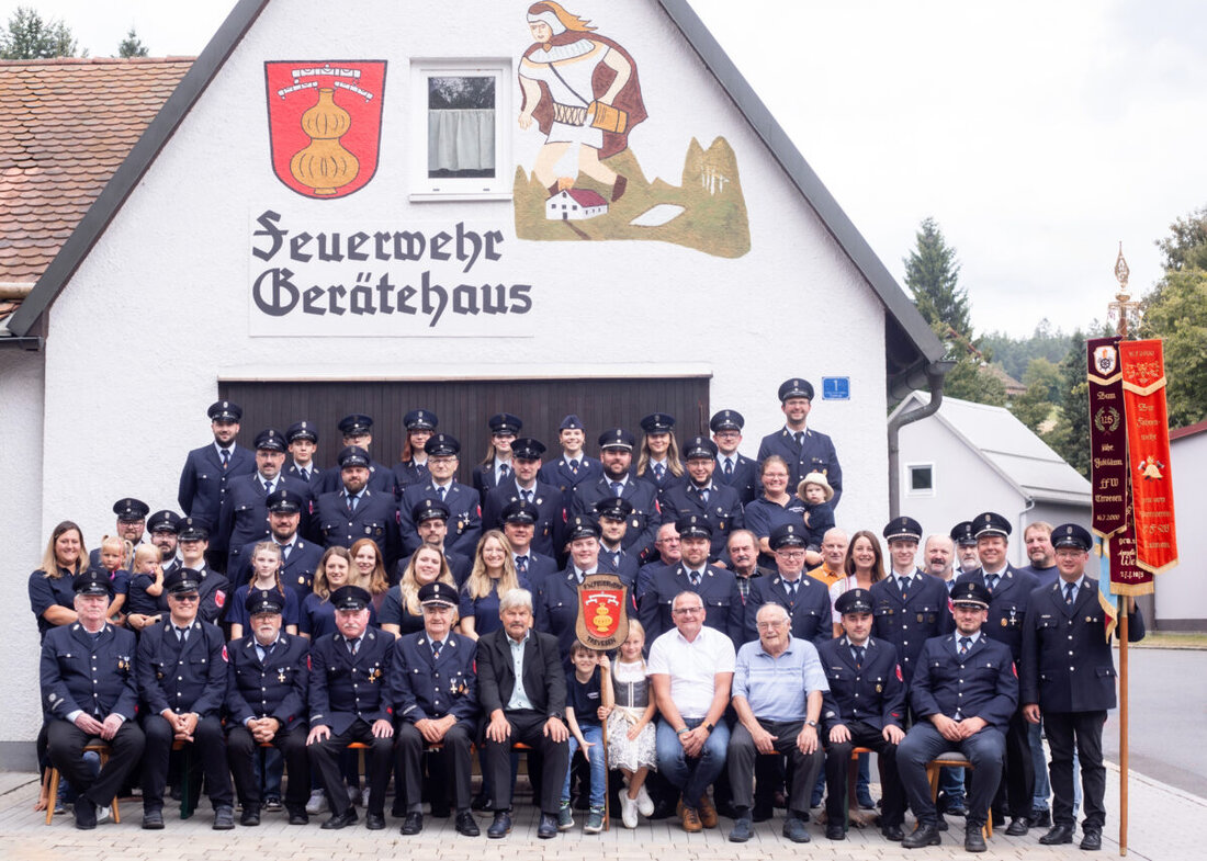 Trevesen. Die Freiwillige Feuerwehr feierte ihr 150-jähriges Bestehen mit einem Fest, das Besucher aus der ganzen Region lockte und für die Gemeinschaft und langjährige Mitglieder dankte. Höhepunkte waren der Kirchenzug, ein Frühschoppen mit den Steinwaldmusikanten und Ehrungen für treue Mitgliedschaft.