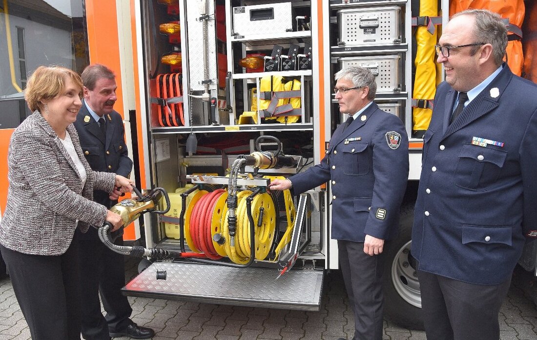 Weiden. Zum bayernweiten „Praxistag Feuerwehr“ verschaffte sich Annette Karl einen Einblick über die Arbeit und Ausrüstung der Feuerwehr in Weiden.  Von Jürgen Wilke Bei der Freiwilligen Feuerwehr Weiden begrüßten dazu Stadtbrandrat Richard [&hellip;]