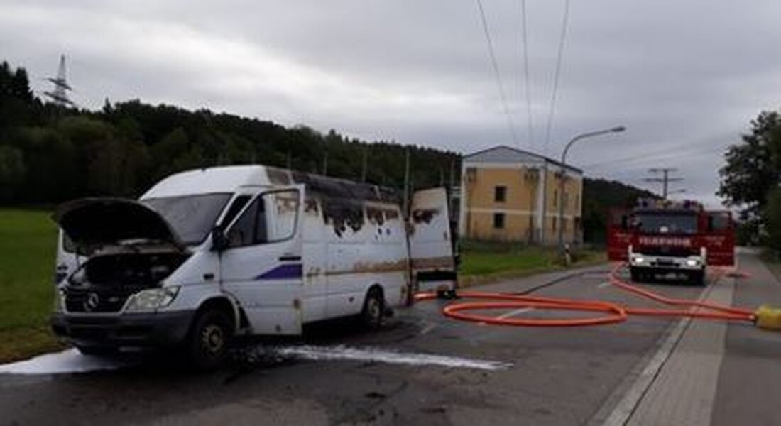 Weiherhammer. Während der Fahrt steigen Flammen aus dem Laderaum eines Transporters. Dann zählt jede Minute: Das Feuer breitet sich rasend schnell aus.  Ein Schrotthändler (47) aus Weiden fährt am Dienstagmorgen [&hellip;]