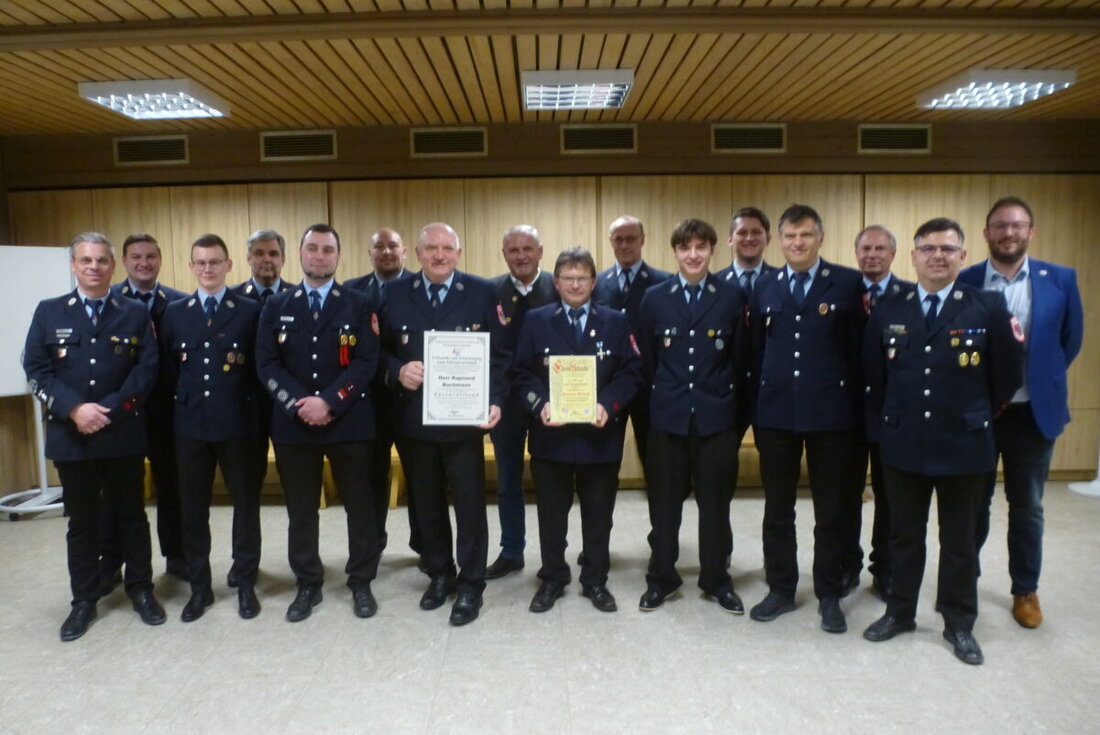 Weiherhammer. Die Feuerwehr blickt bei der Jahreshauptversammlung auf 50 Einsätze und ein neues HLF 20 zurück. Vorstand und Verwaltungsrat wurden neu gewählt, das Führungsteam verjüngt; Rajmund Buchmann ist Ehrenvorsitzender.
