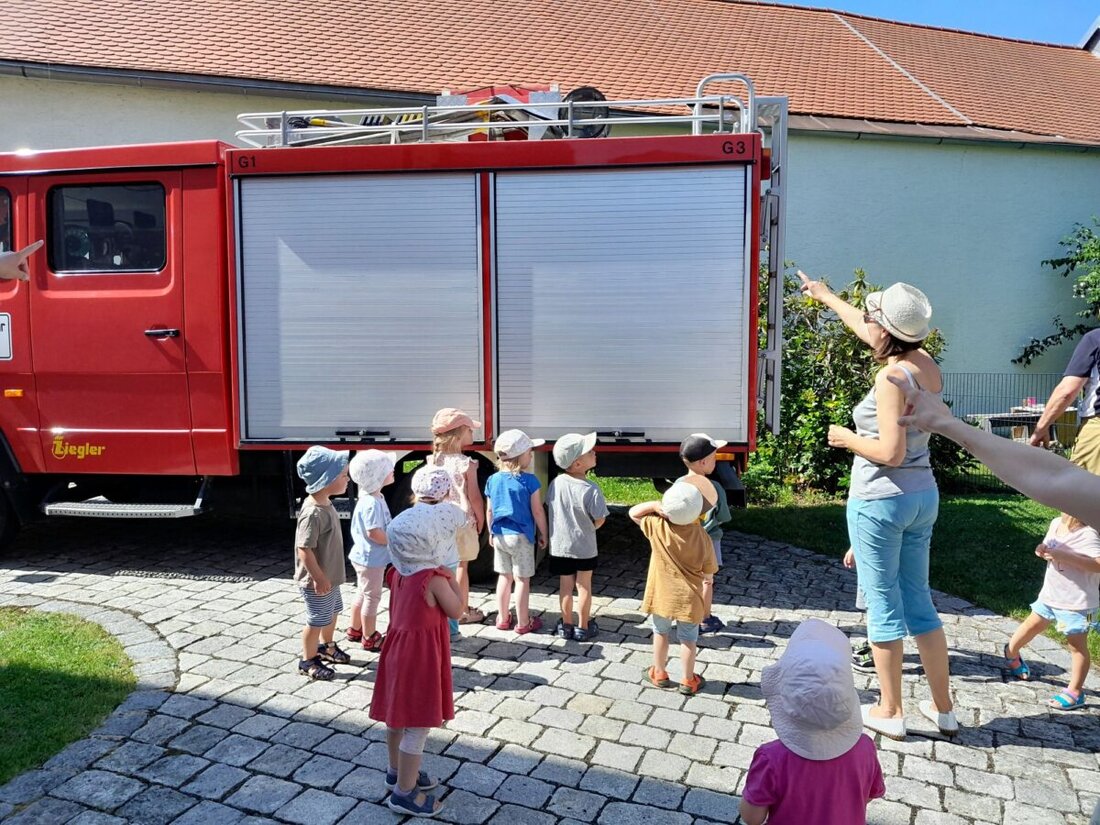 Falkenberg. Ende Juni besuchte die Feuerwehr die Johanniter-Kinderkrippe Waldnaabzwerge, erklärte den Kleinen das richtige Verhalten und führte Ausrüstung sowie Rauchentwicklung vor. Zum Schluss durften alle ins Feuerwehrauto.