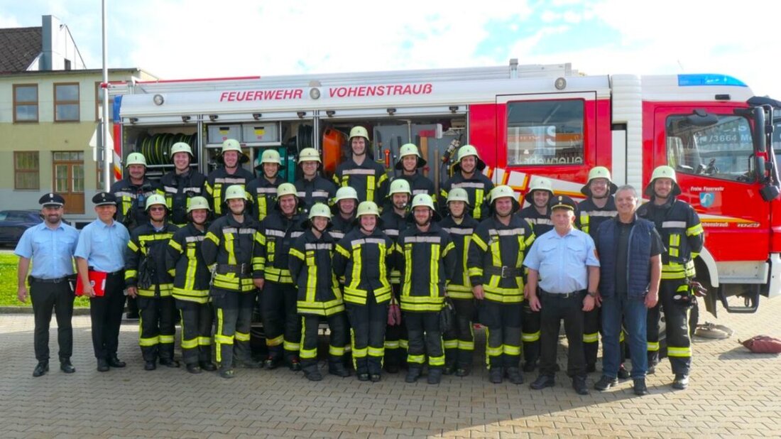 Vohenstrauß. Drei Gruppen der Feuerwehr bestehen die Leistungsprüfung Löschgruppe mit Bravour und feiern die Premiere des Ü40-Abzeichens, bevor ein Einsatz in Zellerhof die Verleihung unterbricht.