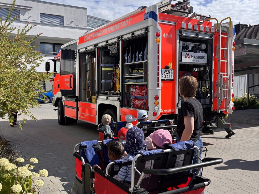 Rothenstadt. Die Freiwillige Feuerwehr Rothenstadt besuchte am Dienstag, 21. Juli, die Johanniter-Kinderkrippe Ulrichshof und ließ die Kinder Fahrzeug und Geräte erkunden, als Abschluss eines mehrwöchigen Feuerwehrprojekts.