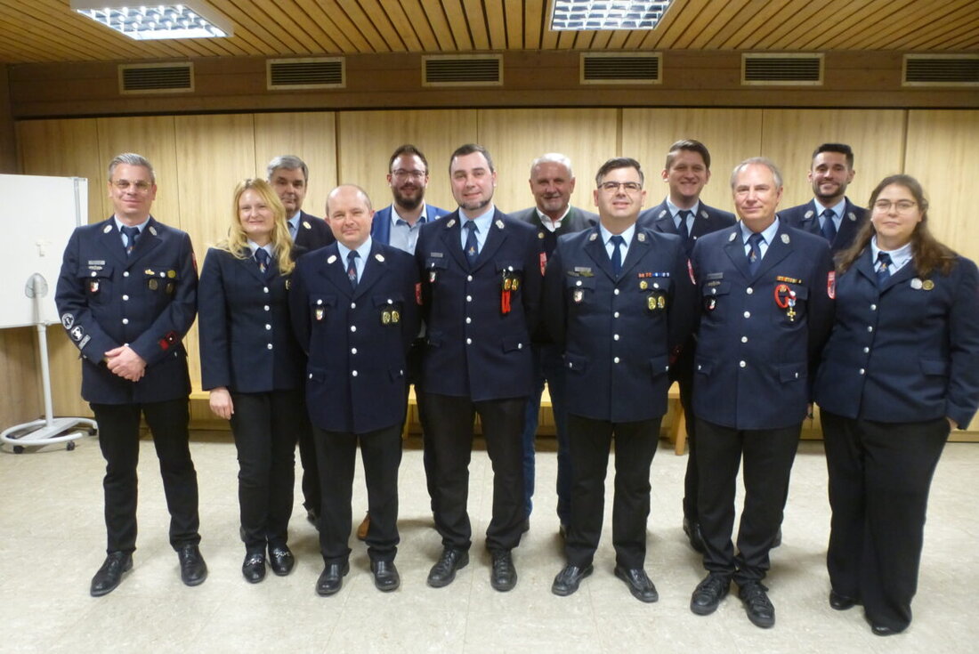 Weiherhammer. Die Feuerwehr gilt als fester Sicherheitsanker: Trotz Verzögerung beim Neubau stärkt die Gemeinde die Ausrüstung mit neuen Fahrzeugen, lobt Einsatz und Ehrenamt und plant einen gebrauchten Kleinbus für die Jugend.