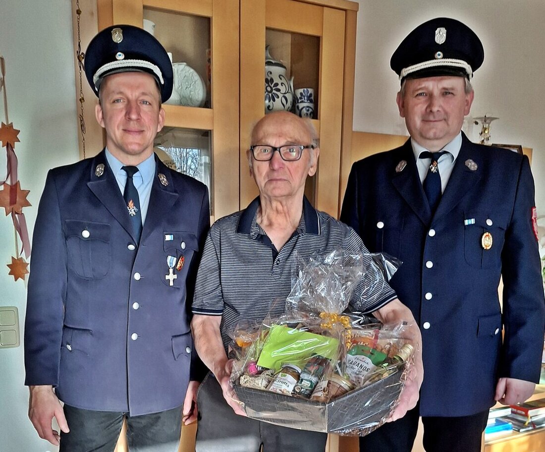 Rothenstadt. Zum 80. Geburtstag von Bäckermeister Karl Rauh gratulierten die Feuerwehren Rothenstadt und Mallersricht mit einem Geschenkkorb.