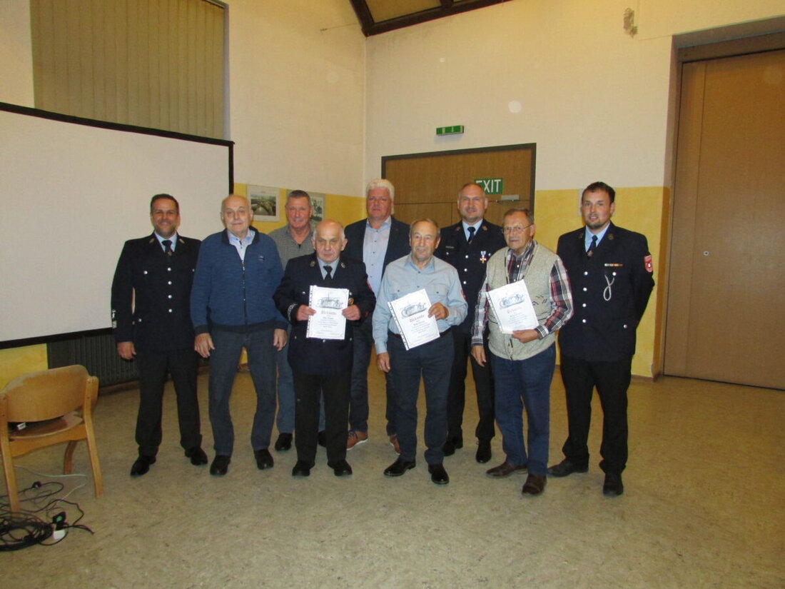 Mantel. Der Vorsitzende der Feuerwehr betont die Wichtigkeit des ehrenamtlichen Engagements im Katastrophenschutz, und bei einem Kameradschaftsabend werden Mitglieder geehrt und Baufortschritte präsentiert.