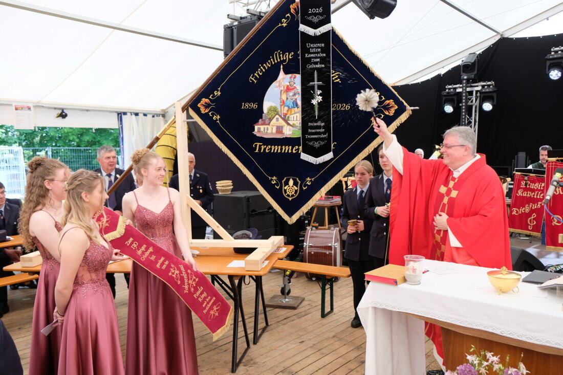 Tremmersdorf. Die Feuerwehr feiert ihr 130-jähriges Bestehen mit Gedenken, Gottesdienst und Fahnenweihe. Ein bunter Festzug, starker Gemeinschaftsgeist und am Abend Rock mit „Lost Eden“ krönten den Pfingstsonntag.