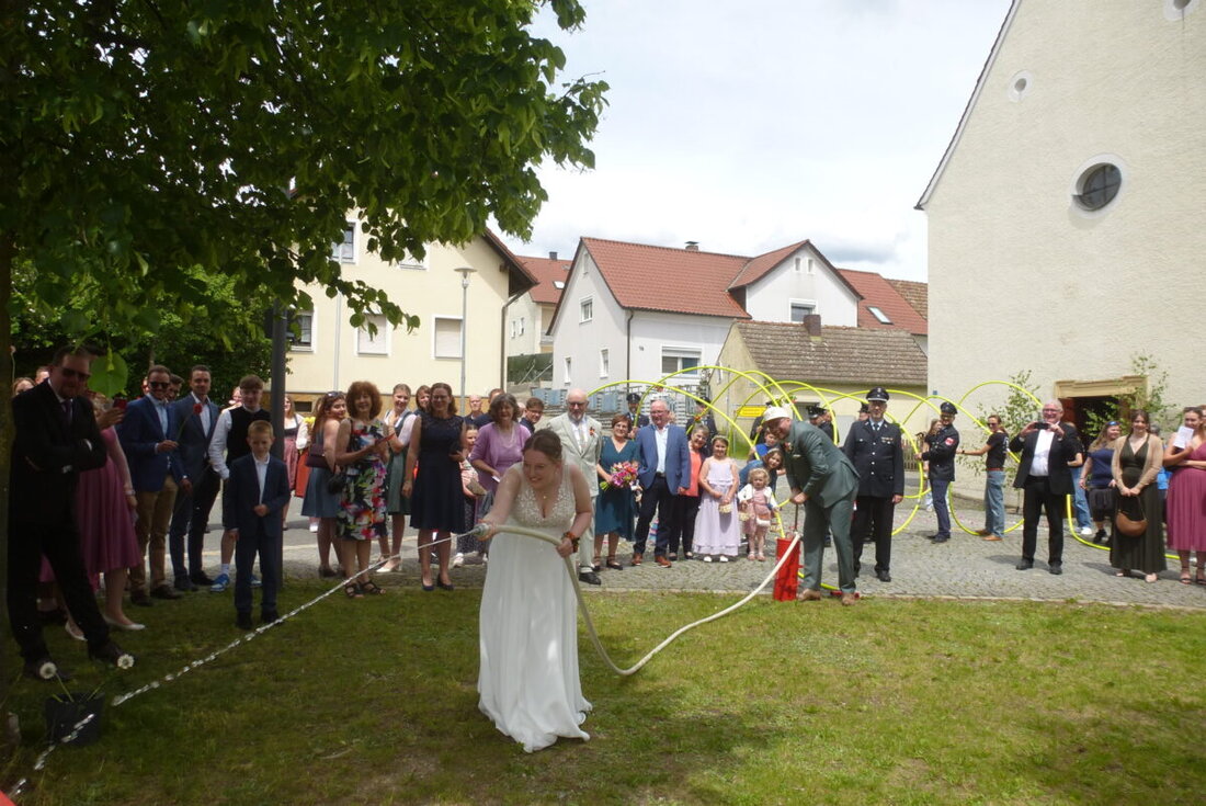 Thansüß. Die Feuerwehr hatte am Samstag einen Einsatz, den sie gerne absolvierte: Der zweite Kommandant Patrick Grünbauer und seine Braut Paula, geborene Graf, gaben sich in der evangelischen Katharinenkirche das Ja-Wort zum gemeinsamen Lebensbund.