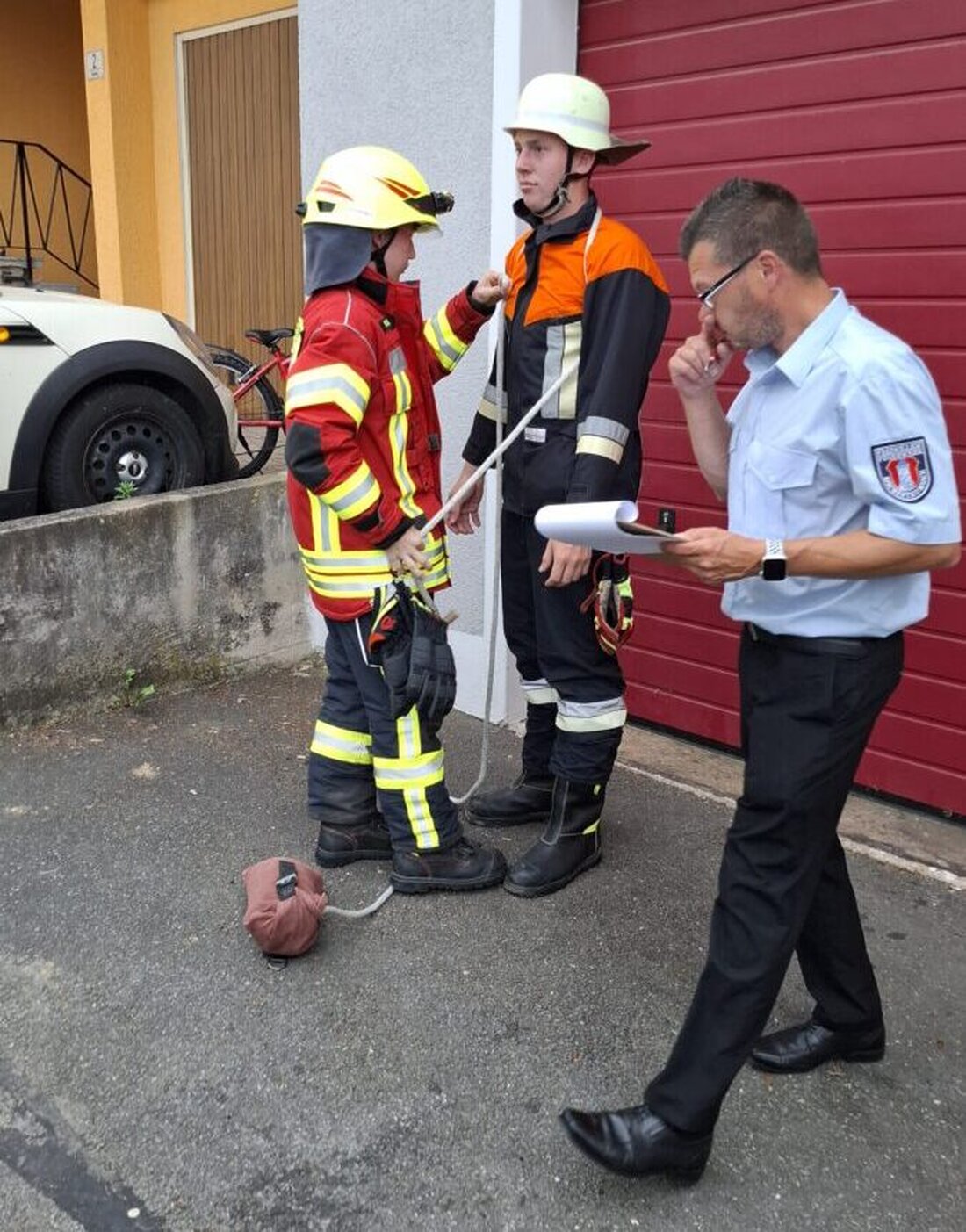 Schlammersdorf. 19 Feuerwehranwärter aus Kirchenthumbach und Oberbibrach haben in Schlammersdorf erfolgreich ihre MTA-Zwischenprüfung absolviert. Sie meisterten praktische und theoretische Aufgaben, was ihre Einsatzbereitschaft und das erlernte Wissen unter Beweis stellte.