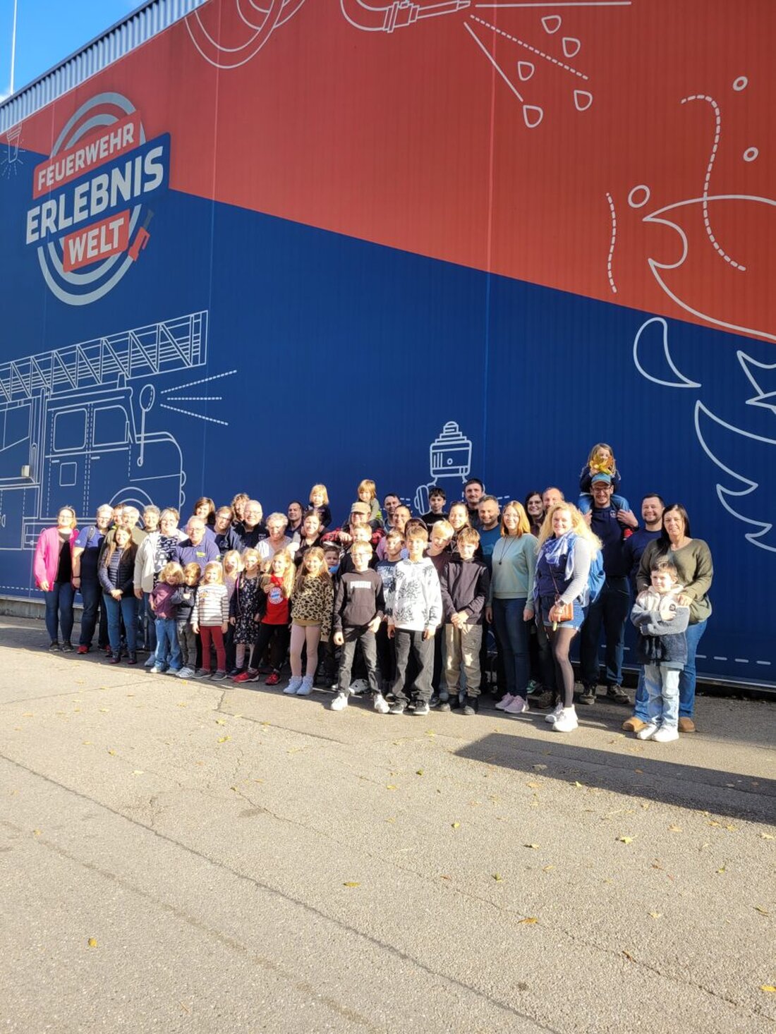 Schwarzenbach. Die Freiwillige Feuerwehr unternahm im Oktober einen Ausflug nach Augsburg mit Besuch der Feuerwehrerlebniswelt. Danach blieb Zeit für Bummel und Kaffee; gegen 16 Uhr Abfahrt, Rückkehr um 21 Uhr nach Schwarzenbach.