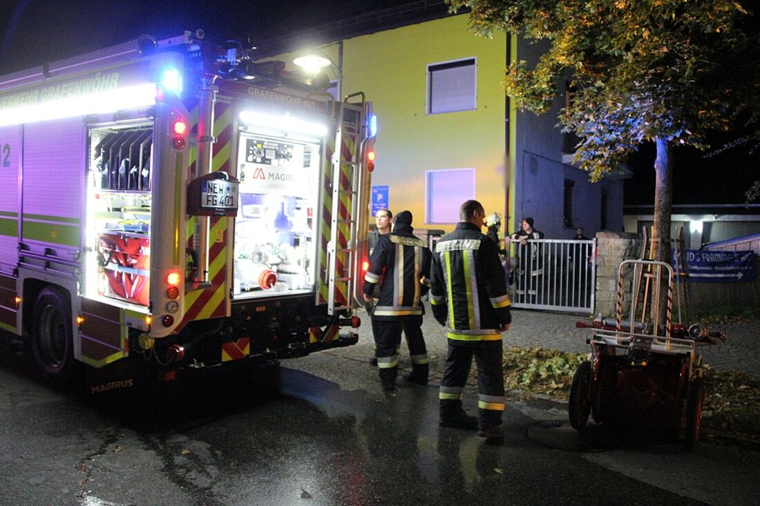 Grafenwöhr. Eine Portion Shrimps hat gestern Abend einen Feuerwehreinsatz in Grafenwöhr ausgelöst. Von der Leistungsprüfung ging es für die Feuerwehr direkt zum Einsatz.  Den Alarm schlugen Anwohner in der Alten [&hellip;]