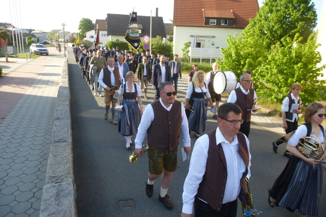 Weiherhammer. Feuerwehren der Gemeinde und die NSG-Pilkington Werkswehr feierten am Samstag ihren Schutzpatron mit Gottesdienst, Umzug und Musik. Pfarrer Varghese Puthenchira rief zu Zusammenhalt und gelebtem Glauben auf.