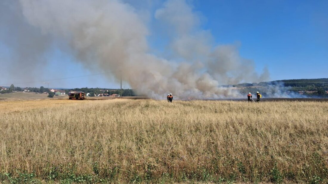 Landkreis Amberg-Sulzbach. Die anhaltende Trockenheit und die sommerlichen Temperaturen haben sich am Mittwoch deutlich bemerkbar gemacht. Insgesamt sieben Einsätze aufgrund von Flächen-, Wald- und Vegetationsbränden forderten die Feuerwehren im Landkreis Amberg-Sulzbach innerhalb weniger Stunden.