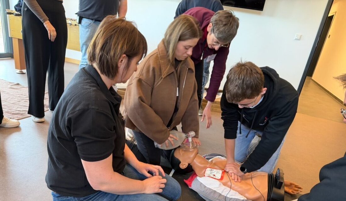 Neuhaus. Im Feuerwehrhaus wurden an zwei Tagen 20 Feuerwehrleute im Lehrgang „Qualifizierte Erste Hilfe im Feuerwehrdienst“ geschult. Übungen von Helmabnahme bis AED und klare Teamrollen bereiteten auf den Einsatz vor.