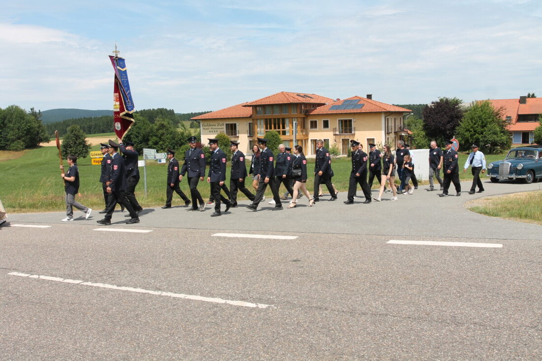 Georgenberg. Pfarrer John Subash Vincent segnete das neue Feuerwehrhaus in Brünst und betonte die Rolle der Feuerwehrleute als Verkörperung von Nächstenliebe. Die Gesamtkosten des Projekts beliefen sich auf 572.820 Euro, mit 66.859 Euro an Förderungen und 3.500 Stunden Eigenleistung.