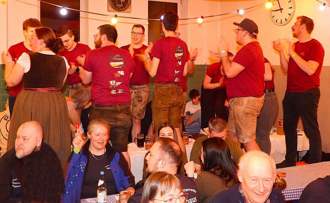 Vohenstrauß. Beim 43. Starkbierfest der Feuerwehr wurde die Fahrzeughalle zum Tollhaus. Bockbier, Brotzeiten und die Drei Bockad’n heizten ein bis 1 Uhr; die Tombola mit 500 Preisen bescherte 105 Euro für die Jugend.