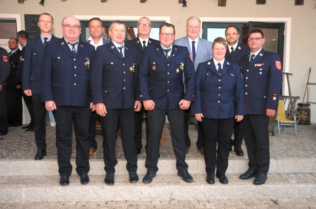 Schnaittenbach. Feuerwehrleute aus Schnaittenbach und Holzhammer wurden für ihre langjährige Dienstzeit mit Ehrenzeichen ausgezeichnet. Michael Ott erhielt das Silberne für 25 Jahre, Lorenz Plößl und Gerhard Neidl das Goldene für 40 Jahre Einsatz.