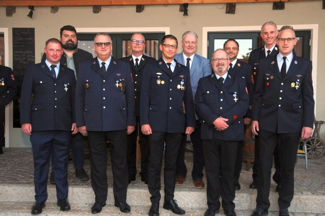 Sulzbach-Rosenberg. Fünf aktive Feuerwehrleute wurden für 25 und 40 Jahre Dienst in Sulzbach-Rosenberg geehrt. Sie erhielten silberne und goldene Ehrenzeichen für ihre langjährige Treue und Einsatz.