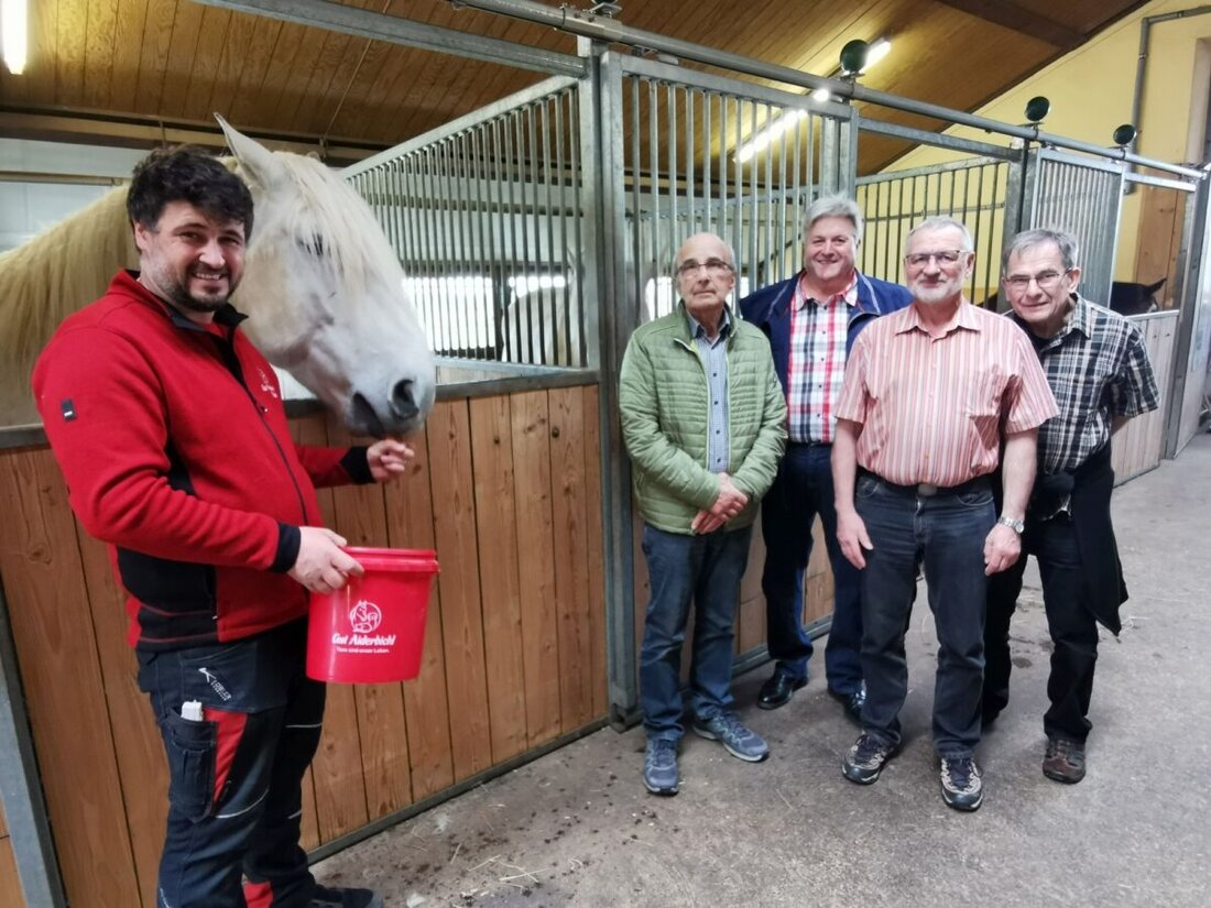 Eslarn. Einen Stammtisch und auch noch von der Feuerwehr hatte der Begegnungs- und Gnadenhof von "Gut Aiderbichl" in Eslarn noch nicht zu Gast. Die ehemaligen Feuerwehrangehörigen rückten mit ihrem Stammtischkommandanten Josef Haberl mit rund 40 Frauen und Männern nach Eslarn aus. 