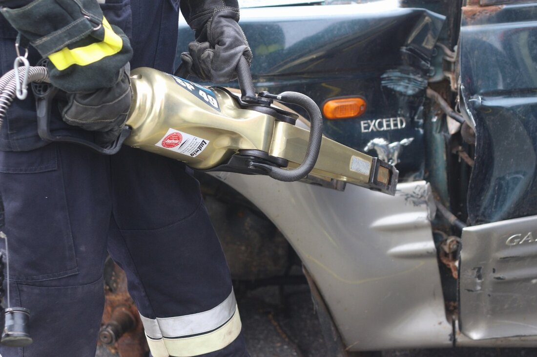 Mantel. Heute Morgen kam es auf der Staatsstraße 2166 kurz vor Dürnast zu einem schweren Verkehrsunfall. Zwei Autos krachten frontal ineinander.  Gegen 6.00 Uhr fuhr ein 30-jähriger US-Amerikaner mit seinem [&hellip;]