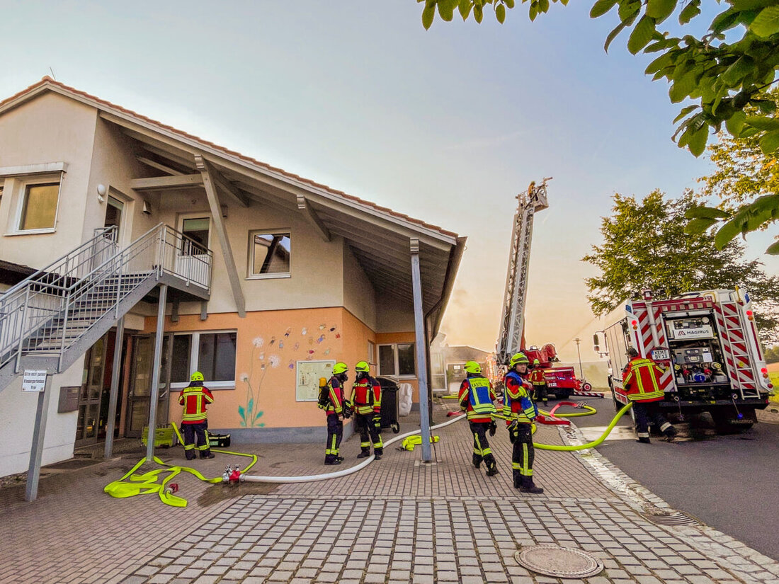 Kastl. Eine erfolgreiche Feuerwehrübung fand im Kinderhaus Pusteblume statt, bei der mehrere Wehren koordiniert ein Brandereignis simulierten. Bürgermeister Hans Walter lobte die Zusammenarbeit und die Wichtigkeit solcher Übungen für die Sicherheit der Gemeinde.