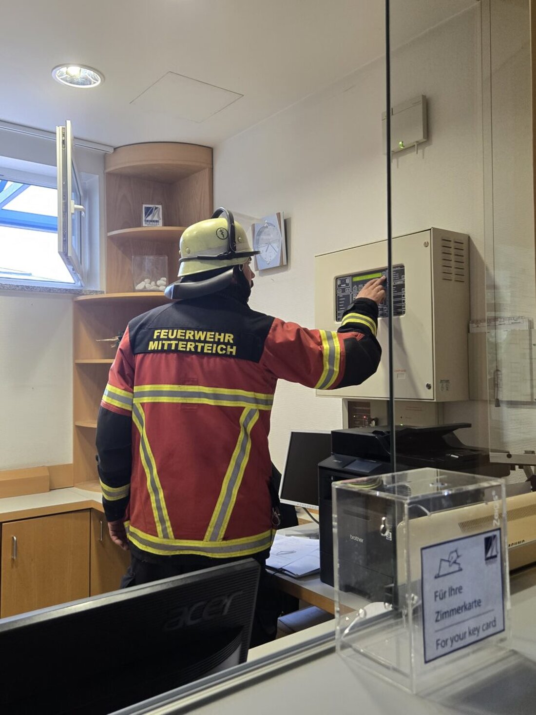 Mitterteich. Am Donnerstag absolvierte die Freiwillige Feuerwehr Mitterteich eine groß angelegte Übung im Hotel Miratel an der Gottlieb-Daimler-Straße. Ziel war es, die Einsatzkräfte auf mögliche Notfälle in dem seit 1996 bestehenden Hotel vorzubereiten.