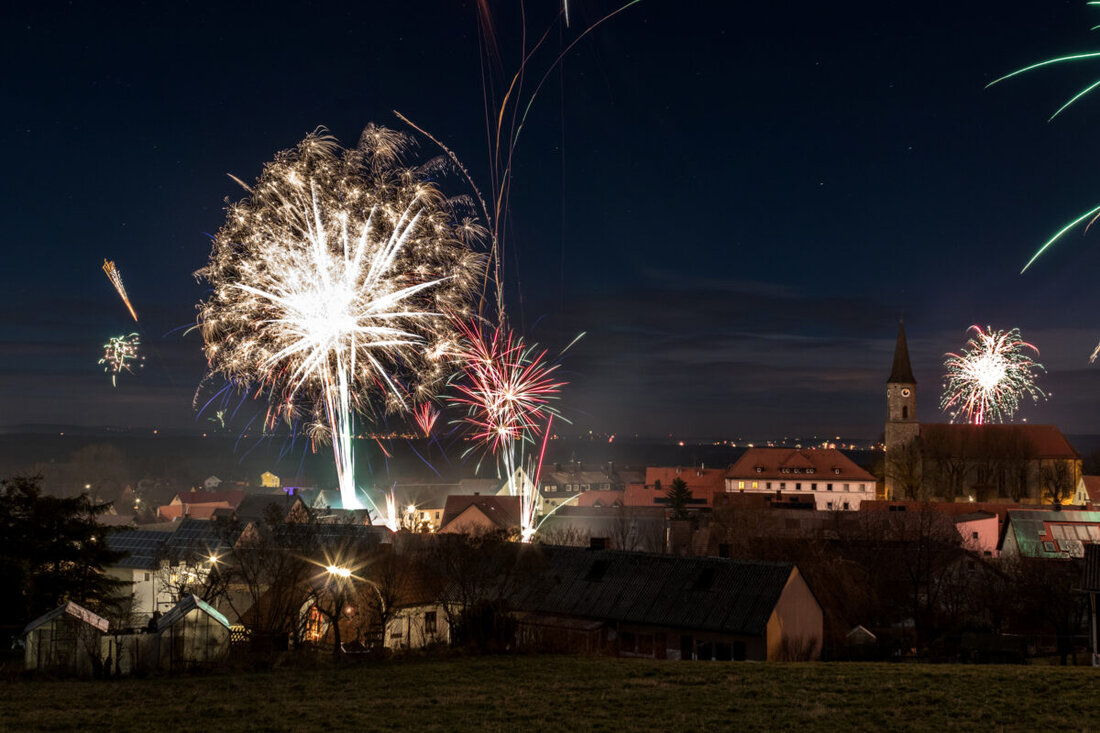 Amberg/Weiden. Feuerwehr, Rettungsdienst, Polizei und Bergwacht: Die Einsatzkräfte erlebten ein unruhiges Silvester. Es kam zu etlichen Verletzungen durch Feuerwerkskörper.