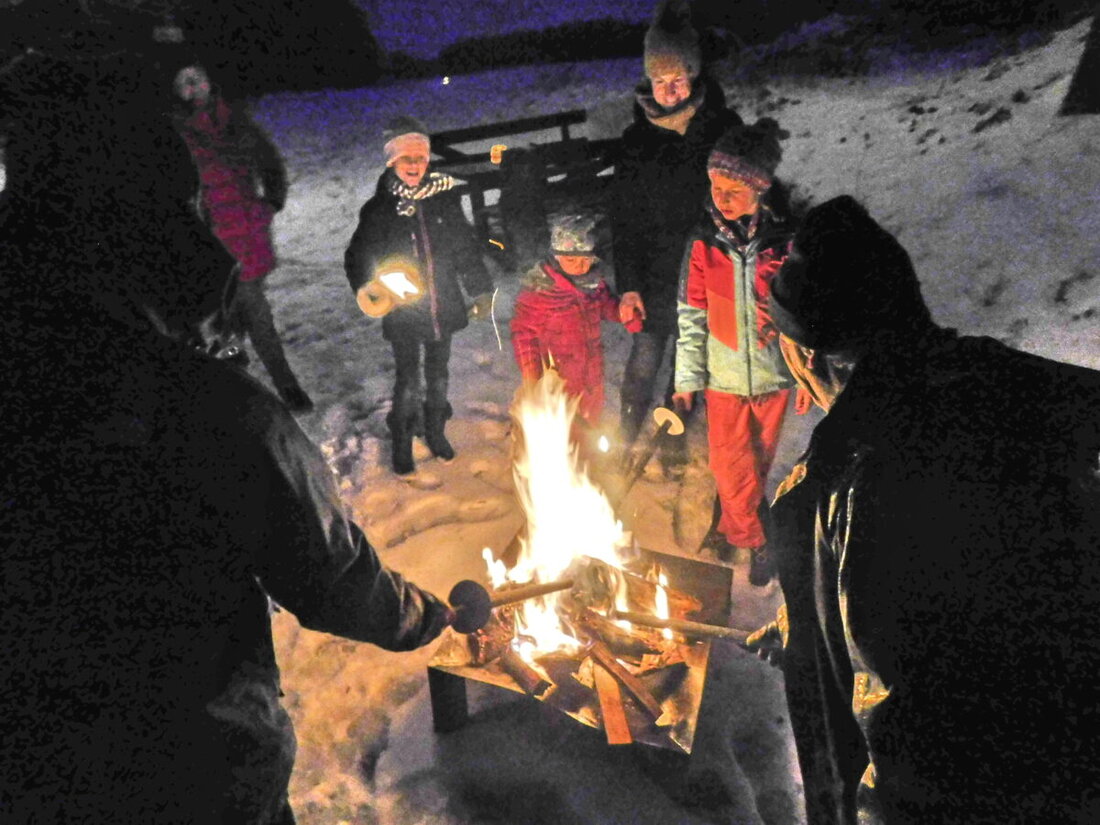 Speichersdorf. Der Fichtelgebirgsverein veranstaltete am Vorabend des Dreikönigstages das "Fire & Ice"-Event auf der Tauritzmühle, das großen Anklang fand. Besucher begingen den Beginn der Grillsaison 2025 in winterlicher Kulisse und wärmten sich am Feuer.