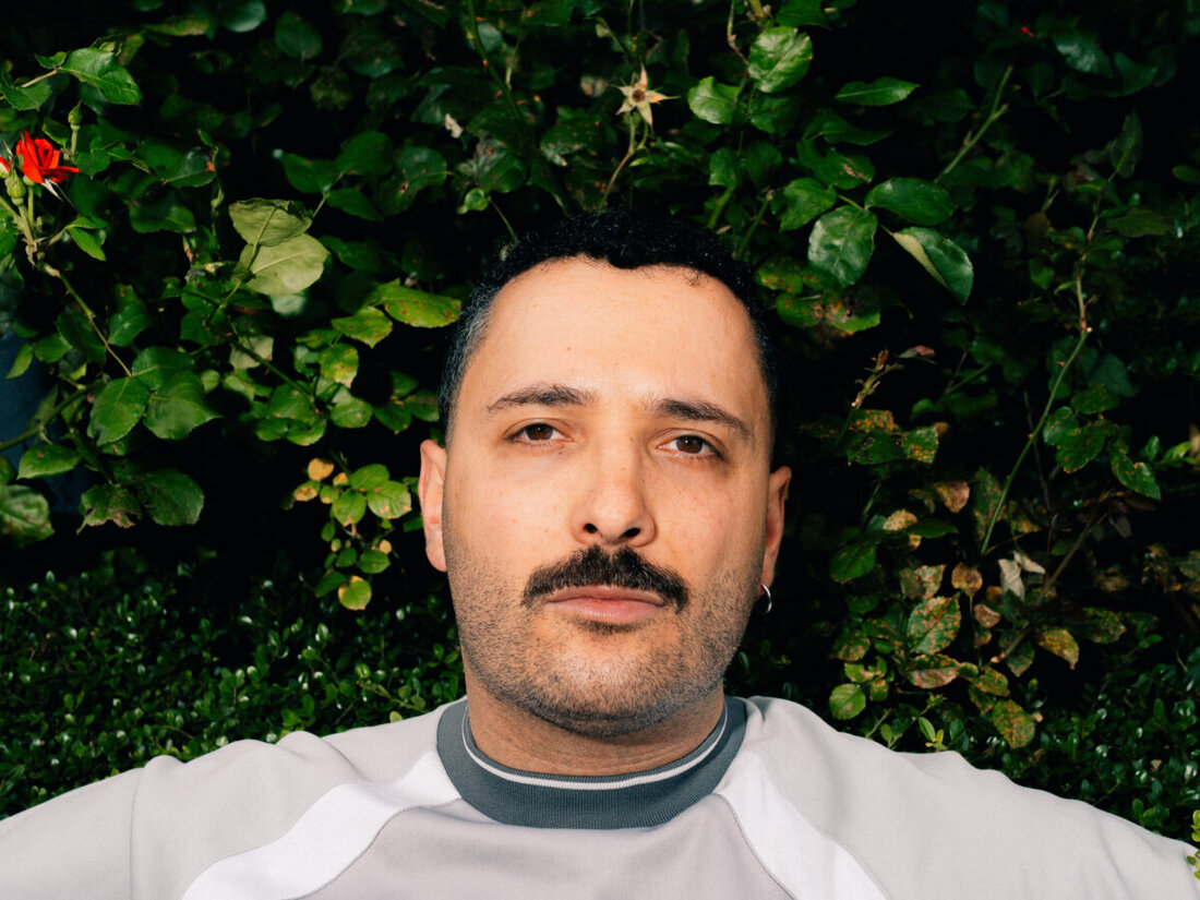 Weiden. Autor und Aktivist Fikri Anıl Altıntaş spricht an der vhs Weiden-Neustadt über Männlichkeit und Gleichstellung. Der Vortrag im Rahmen der Orange Days ist am 2. Dezember 2025, 18 Uhr bis 20.30 Uhr.