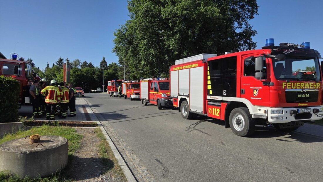Parkstein. Bei Witron brennt eine Filteranlage. Die Feuerwehren, darunter Neustadt/WN mit Tunnellüfter, sind im Einsatz. Der Rettungsdienst ist mit zwei RTW, einem NEF und die Polizei vor Ort. Das Feuer ist zwischenzeitlich unter Kontrolle und die Halle wird belüftet.