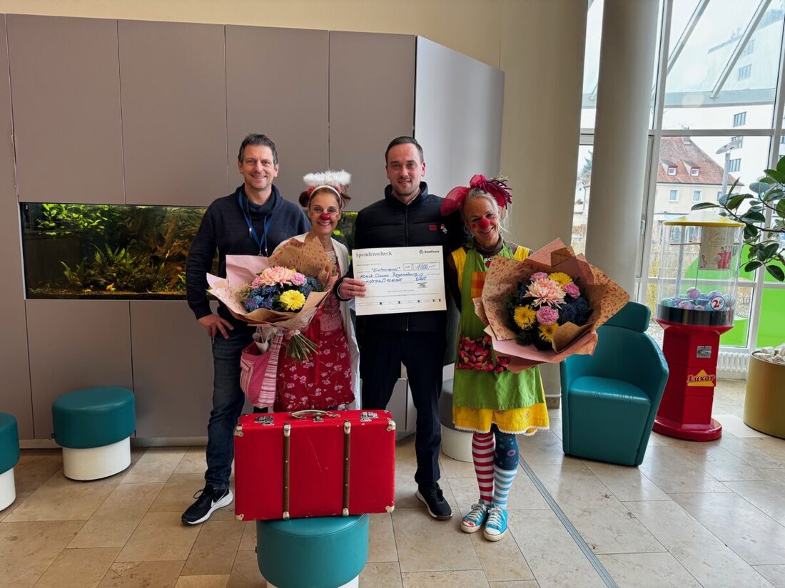 Regensburg. Finanzberater Stefan Gebert aus Vohenstrauß spendet 1.000 Euro an die KlinikClowns der Klinik St. Hedwig. Die Clowns besuchen seit 26 Jahren wöchentlich die Kinderstation und schenken kranken Kindern Freude.