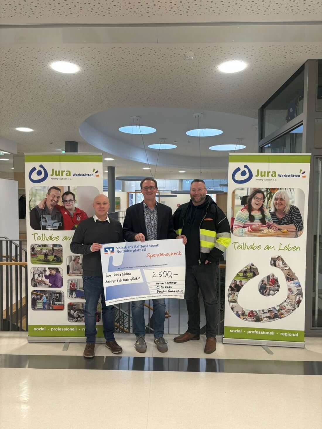Amberg. Die Jura-Werkstätten erhalten von der Firma Bergler eine Spende über 2.500 Euro. Der Betrieb verzichtet 2025 auf Weihnachtsgeschenke und unterstützt damit die Fördergruppen der Einrichtung.