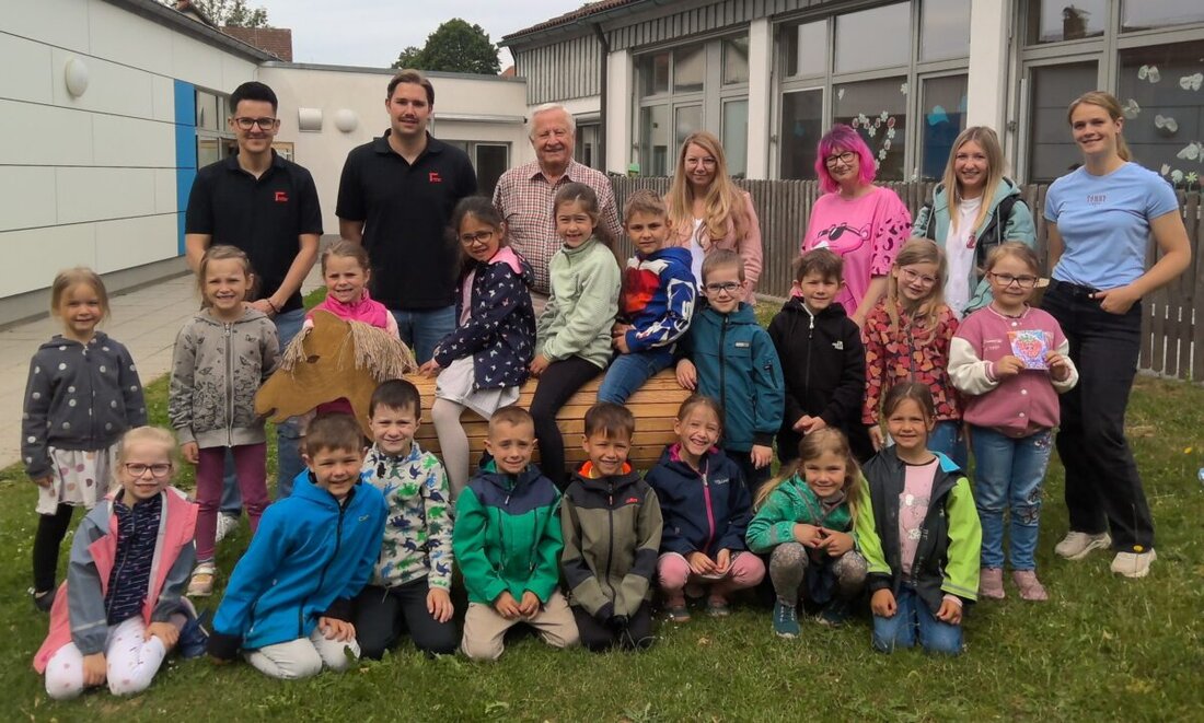 Immenreuth. Große Freude im Kinderhaus Herz Jesu: Eine Spende der Firma Tretter brachte ein neues Holzspielpferd in den Garten. Vorschulkinder verfolgten den Aufbau und dankten mit einem Gedicht dem Team um Gerhard Tretter.