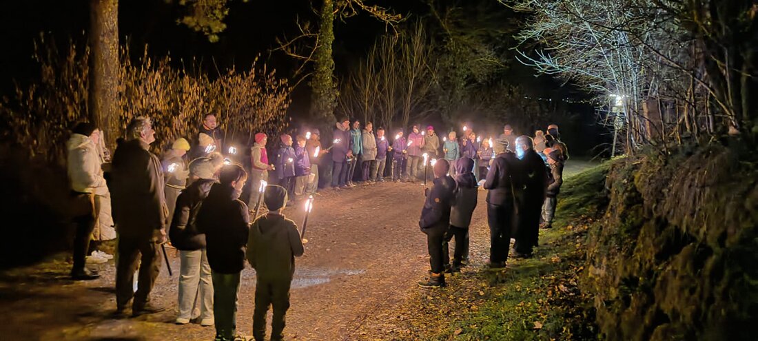Leuchtenberg. Bei einer nächtlichen Fackelwanderung gingen Firmlinge mit Eltern den Kreuzweg um die Burganlage. Start war im Pfarrheim, dann Gebete an Stationen; Schluss in der Kirche mit Teelichtern.
