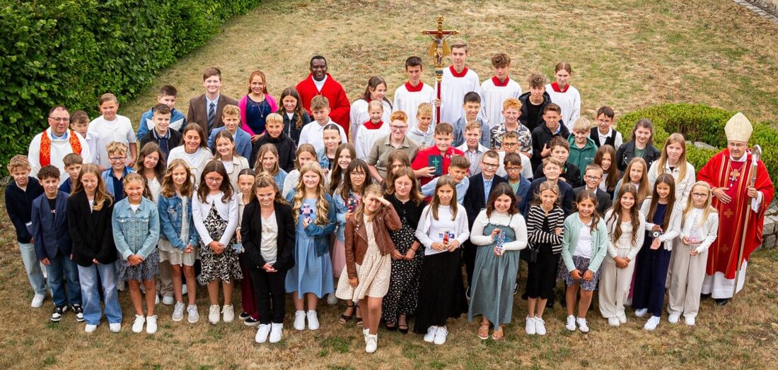 Kulmain/Immenreuth. 61 Mädchen und Jungen empfingen in der Kirche Mariä Himmelfahrt das Sakrament der Firmung, zelebriert von Bischof Dr. Rudolf Voderholzer. Musikalisch umrahmt wurde die Zeremonie vom Grundschulchor Kulmain, während die Firmlinge in ihrer Vorbereitung von Helfern und Katechistinnen unterstützt wurden.