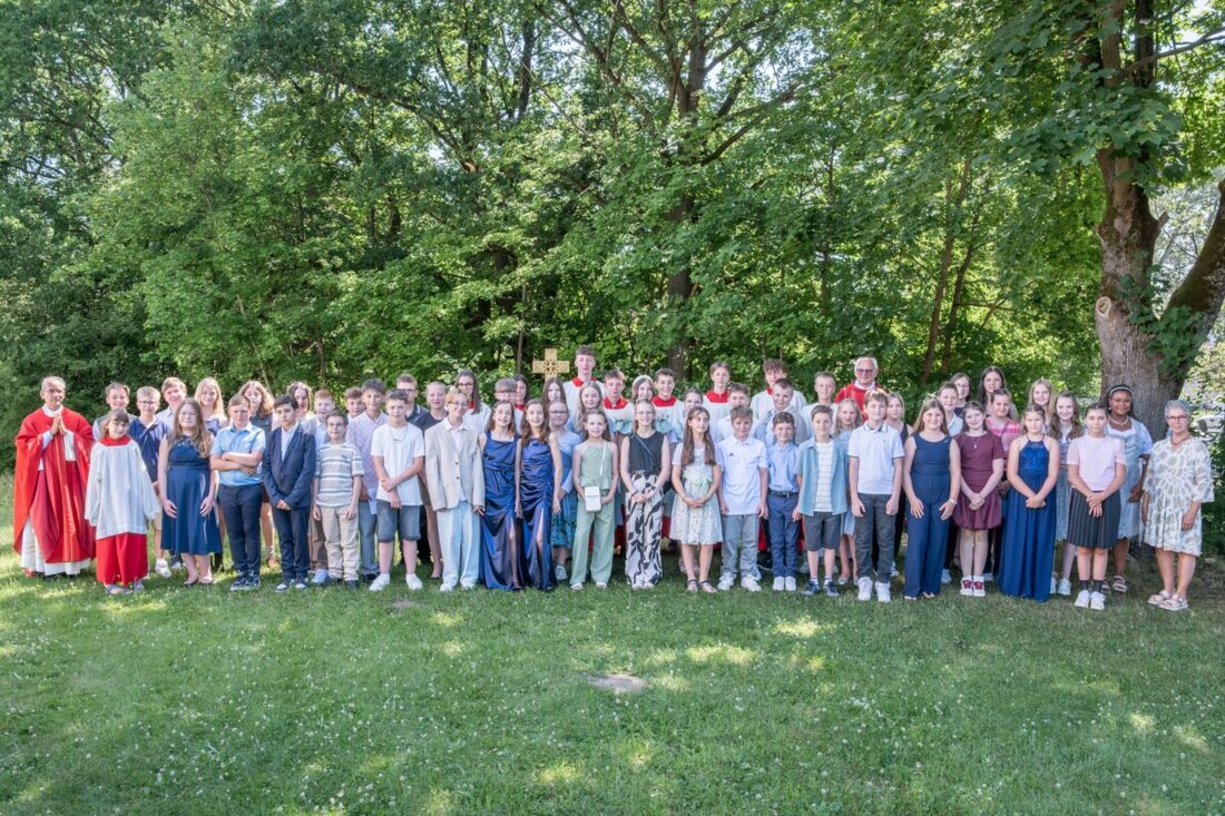 Parkstein und Kirchendemenreuth. Unter dem Motto „Connected – Verbunden mit Gott“ feierten am 25. Juni 2026 in Altenstadt 47 Jugendliche ihre Firmung, gespendet von Prälat Johann Neumüller und begleitet von moderner Kirchenmusik.