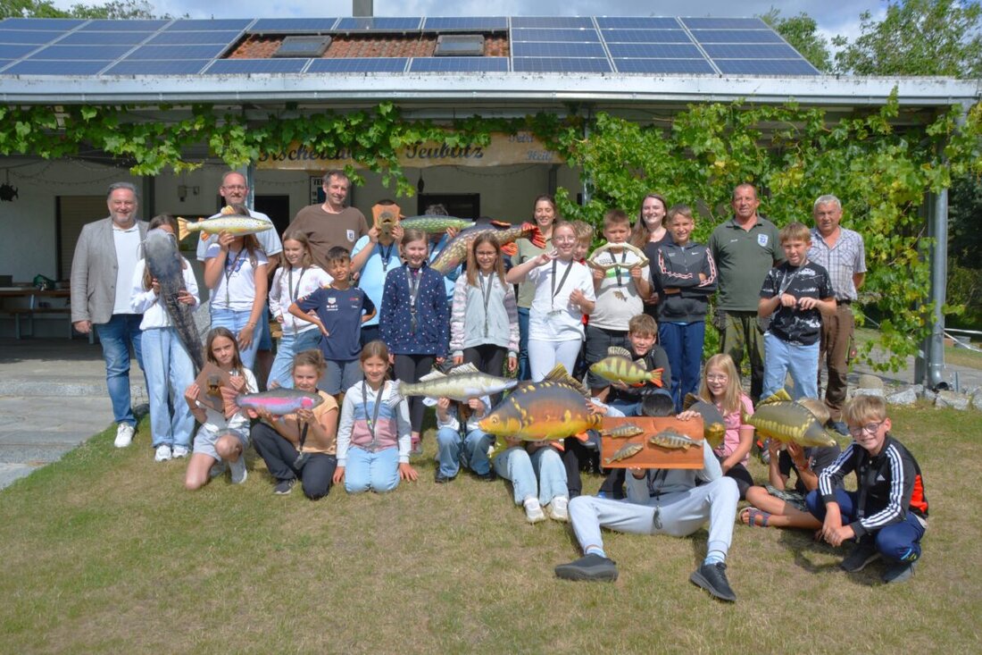 Teublitz. Zum 20. Mal fand die Aktion "Fischer machen Schule" für Viertklässler am Saltendorfer Weiher statt, die Einblicke in Angeltechniken und Gewässerkunde bot. Seit dem Start haben rund 2.700 Kinder teilgenommen und lernten unter anderem die heimische Fischarten und den Umgang mit Angelgeräten.