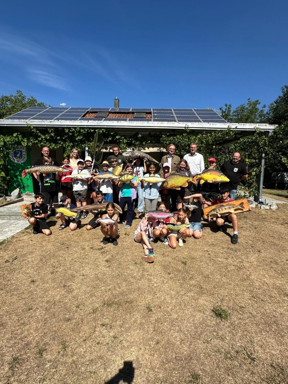Teublitz. Beim Mitmachprogramm Fischer machen Schule erlebten Kinder der Grundschule Maxhütte-Haidhof am Badeweiher und an der Naab die Natur hautnah. MdL Alexander Flierl betonte den Wert praxisnaher Umweltbildung.