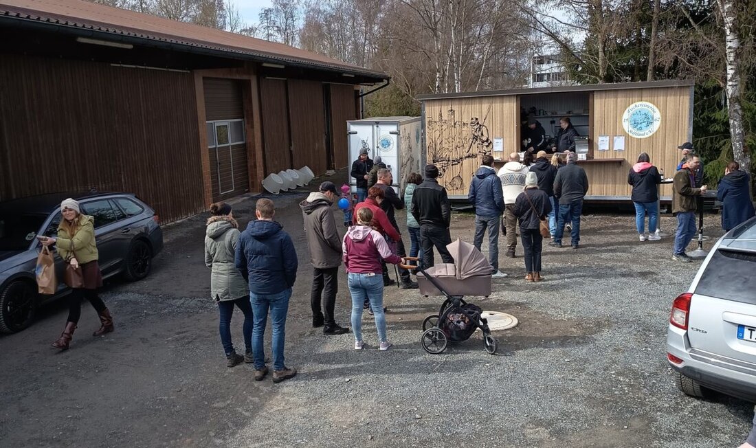 Stiftland. Am Karfreitag kamen trotz Kälte viele Besucher zum Fish to Go des Fischereivereins. Forellendöner, frisch geräucherte Forellen und ein neuer Fischburger begeisterten.