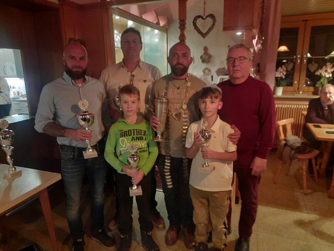 Wiesau. Der Fischereiverein ehrte beim traditionellen Fischessen treue Mitglieder und kürte neue Titelträger. Fischerkönige wurden Patrick Kraus und bei der Jugend Julian Loos; zudem gab es Pokale und viele Jubiläen.