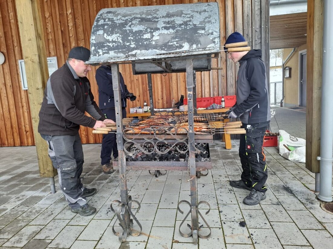 Eslarn. Am Aschermittwoch lockte der Fischereiverein am Atzmannsee zahlreiche Gäste ins Fischerhäusl. Frisch geräucherte Makrelen und Forellen, kurze Wege und viele Helfer machten die Fastenspeise zum regionalen Genuss.