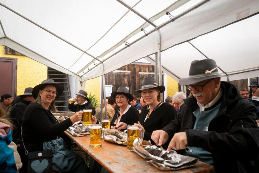 Neuhaus. Beim Fischerfest lockten Fischspezialitäten, Alphornklänge und Musik an zwei Tagen viele Gäste in den Hof der Zoiglstube Bahler. Trotz kühlerem Sonntag waren Makrelen, Forellen und der Karpfenburger schnell ausverkauft.
