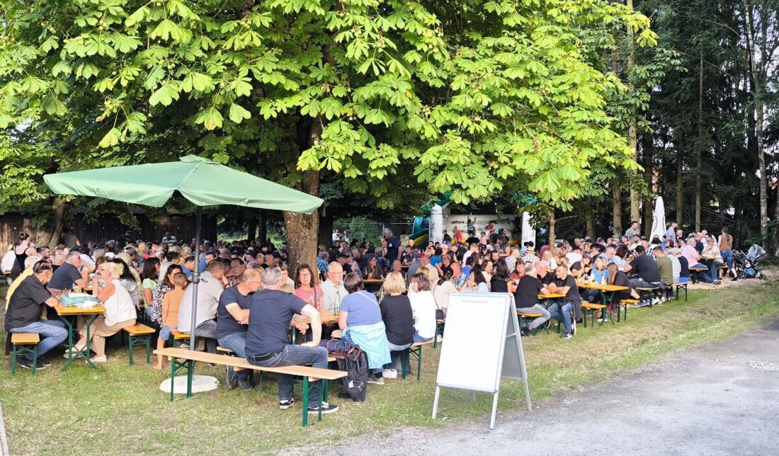 Tirschenreuth. Ein rundum gelungenes Festwochenende liegt hinter dem Fischereiverein Stiftland e. V.: Beim diesjährigen Fischerfest am Samstag und Sonntag erlebte der Fischerhüttenweg in Tirschenreuth einen Besucheransturm wie nie zuvor.