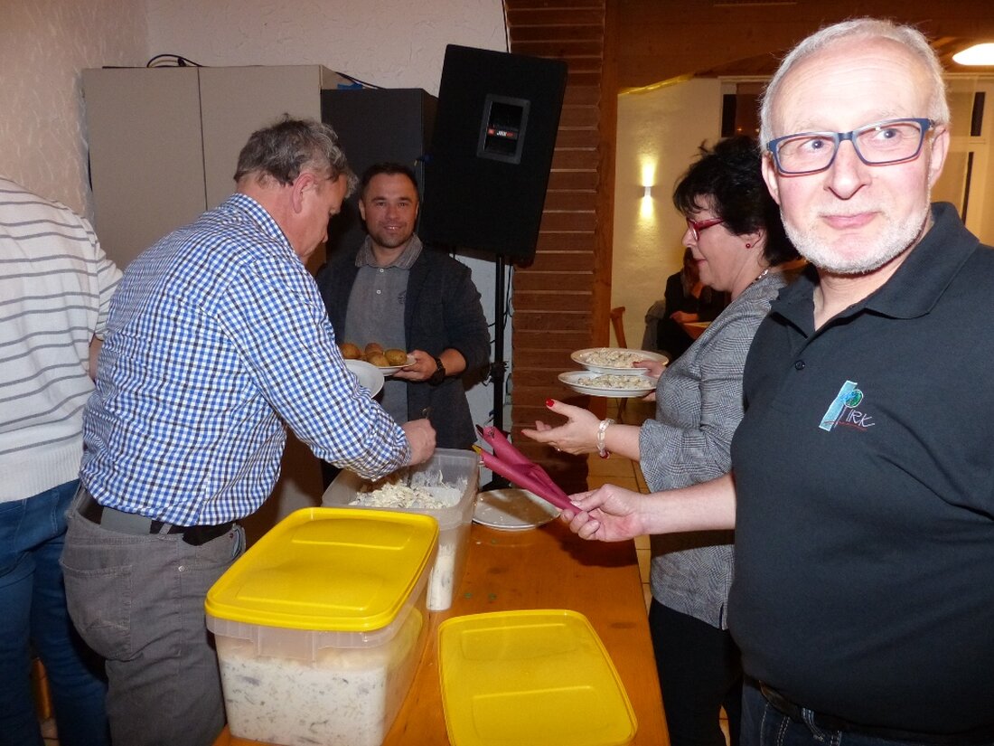Pirk. Das Einladungsmotto der CSU Pirk, Politik und Fisch, lockte sehr viele Besucher in die Auszeit, auch eine Abordnung des SPD-Ortsvereins war anwesend. Bürgermeisterkandidat Tobias Forster war sich nicht zu [&hellip;]