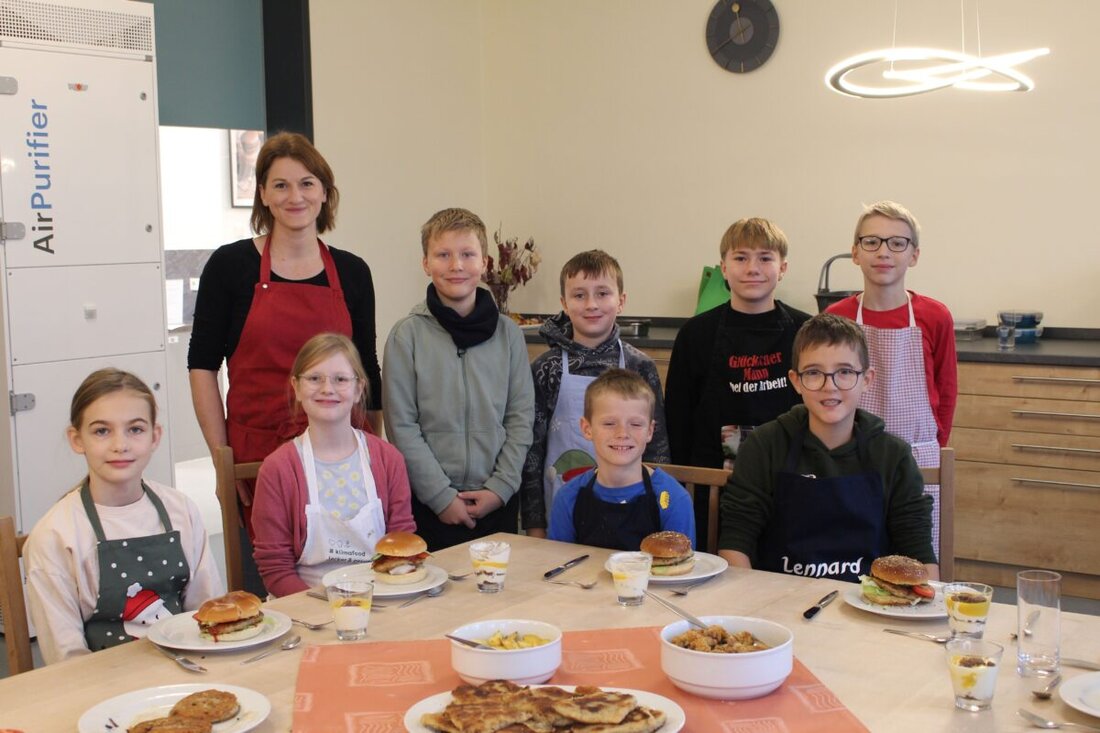 Tirschenreuth. In der Lehrküche des Amtes für Ernährung, Landwirtschaft und Forsten Tirschenreuth gab es vor Kurzem ein ganz besonderes kulinarisches Event: Gemeinsames Kochen leckerer Gerichte aus heimischem Fisch (und natürlich gemeinsames Verkosten) stand im Mittelpunkt eines Kochkurses für Kinder, den die ARGE Fisch e. V. organisiert hatte.