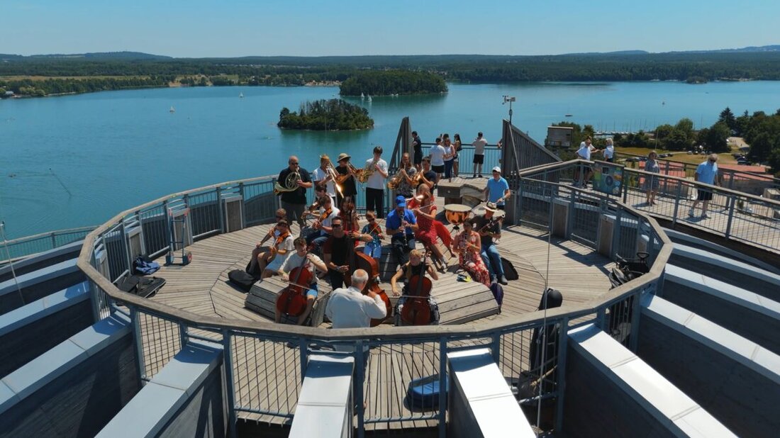 Steinberg am See. Zum Start in die Sommerferien hat der Zweckverband Oberpfälzer Seenland ein Video zu dem Flashmob veröffentlicht, der am 22. Juni an der Erlebnisholzkugel in Steinberg am See stattgefunden hat. 