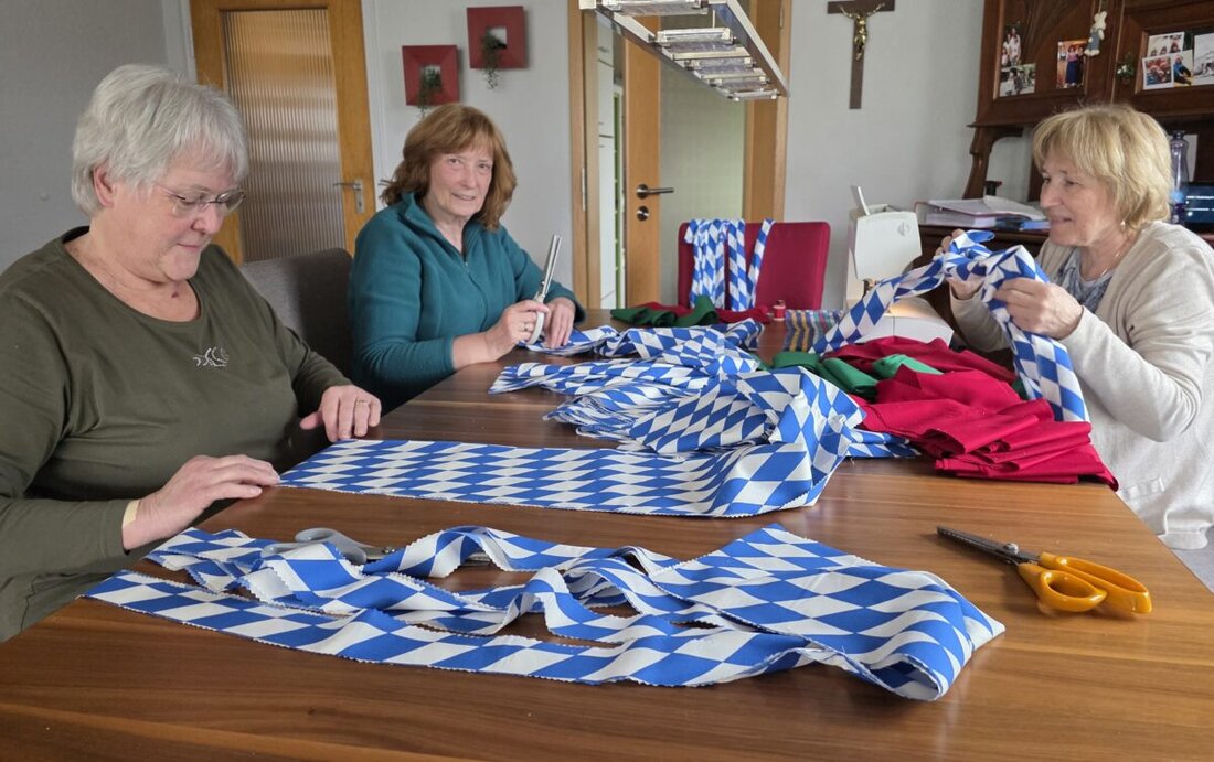 Weiden. Beim Heimatring laufen die Vorbereitungen für die Aufstellung des Maibaums auf Hochtouren. Ehrenamtliche erneuern in Handarbeit Bänder und Schmuck, damit am 01. Mai ein herausgeputztes Wahrzeichen den Mai begrüßt.