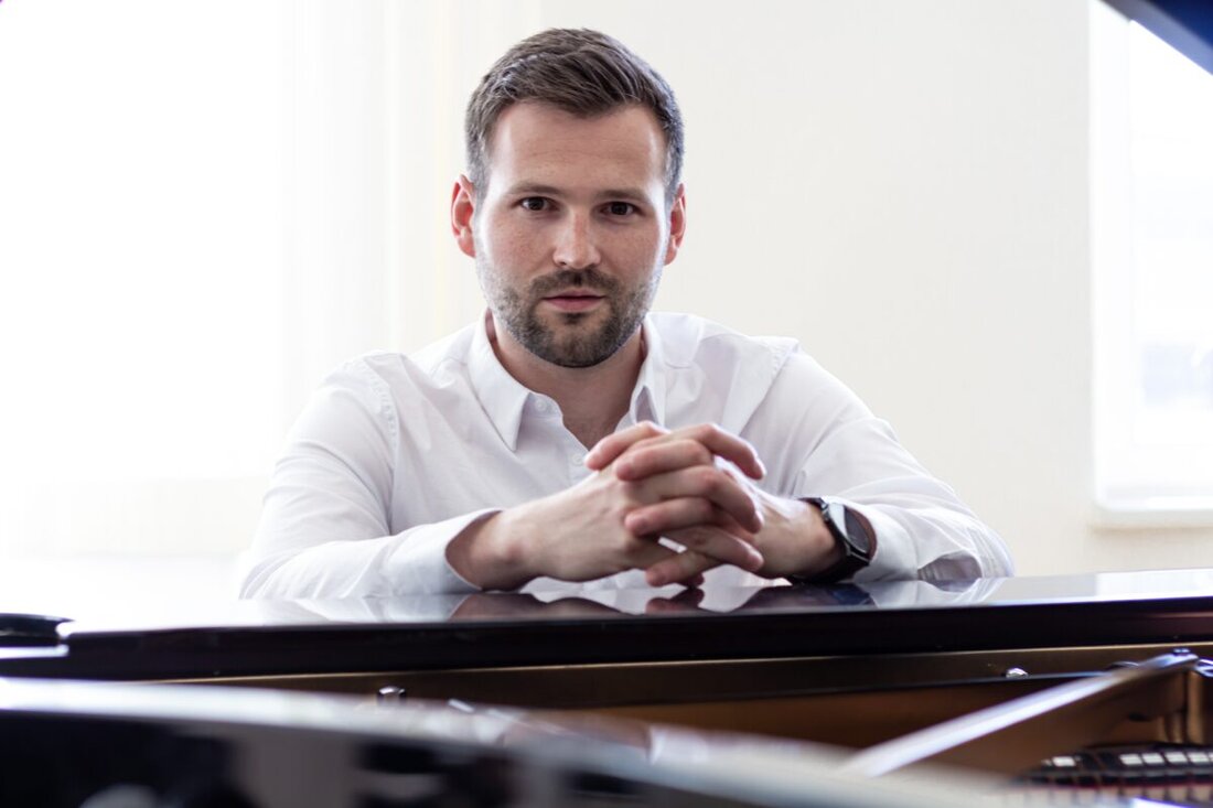 Georgenberg. Am 28. Juni findet im Kultursalon ein "Very british" Konzert mit Tenor Florian Neubauer statt, der musikalische Werke von der Renaissance bis zur Moderne präsentiert. Karten für das Event, das auch Pausenbewirtung bietet, sind reservierbar.